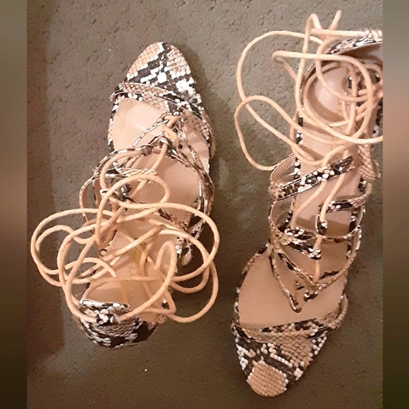Shoedazzle size 10 string tie up tan/brown/black/white snakeskin dress heels - Picture 3 of 3